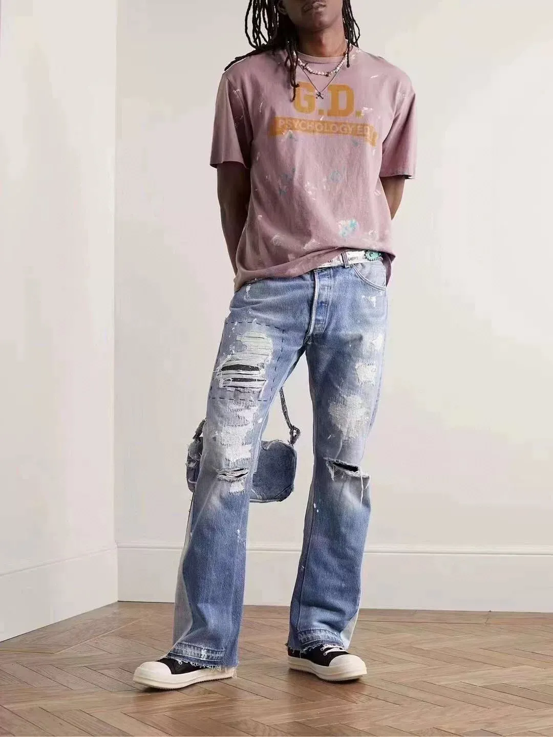 -Size upper body P250#G70 GALLERY DEPT. Holes and random threads connected to denim bell-bottoms. Washed and distressed spliced ​​jeans. GALLERY is attracted by these bell-bottoms. Whether it is a reset of Carhartt or Levis, it has created a strong brand style. Since these pants are modified from rare vintage, the production capacity is limited. Therefore, after many icons wore them, these pants were once hard to find. Later, perhaps due to the improvement of GD's business in the past two years and the expansion of production lines, the brand itself lowered the price, so I can't wait any longer for these pants this year and will definitely buy them. During the process of the denim washing plant, the owner of the washing plant helped introduce a boss who had worked for Levi's foundry and started his own business. This also paved the way for the following styles. Therefore, Levi's remodeled single product for the base plate is really familiar. Whether it is the fabrics supplied or the lathes used in production, there is nothing to choose from. -Color: blue -Size: S-XXL (corresponding to 28-36)